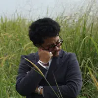 undefinedを聴いたり、ミュージックビデオを鑑賞したり、経歴やツアー日程などを確認したりしましょう！