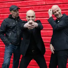 Escucha a REDD, mira videos musicales, lee su biografía, consulta las fechas de las gira y más.