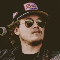 Escucha a undefined, mira videos musicales, lee su biografía, consulta las fechas de las gira y más.