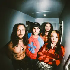 Escucha a unpeople, mira videos musicales, lee su biografía, consulta las fechas de las gira y más.