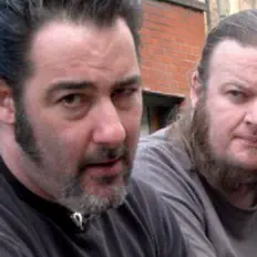 聆聽 Radiotones、觀看音樂影片、閱讀小傳、查看巡演日期等！