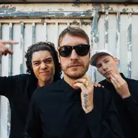 Ouve undefined, vê vídeos de música, lê a biografia, vê as datas da digressão e muito mais!