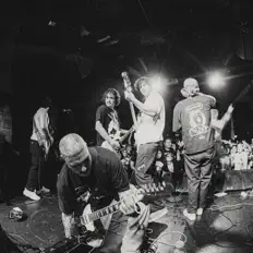 Chico सुनें, म्यूज़िक वीडियो देखें, बायो पढ़ें, दौरे की तारीखें और बहुत कुछ देखें!