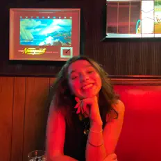 Posłuchaj wykonawcy Izzy Mitchell, obejrzyj teledyski, przeczytaj biografię, zobacz daty tras koncertowych i nie tylko!