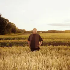 聆聽 ERNIE、觀看音樂影片、閱讀小傳、查看巡演日期等！