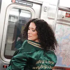 聆聽 Ali Schwartz、觀看音樂影片、閱讀小傳、查看巡演日期等！