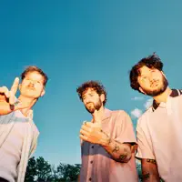 Hör dir undefined an, schau dir Musikvideos an, lies die Biografie, finde Tourdaten und mehr!