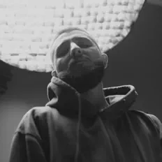 Hör dir Labi an, schau dir Musikvideos an, lies die Biografie, finde Tourdaten und mehr!