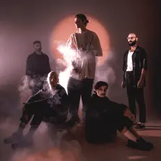 Youth Valley सुनें, म्यूज़िक वीडियो देखें, बायो पढ़ें, दौरे की तारीखें और बहुत कुछ देखें!