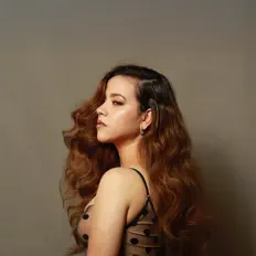 Natalia Aguilarを聴いたり、ミュージックビデオを鑑賞したり、経歴やツアー日程などを確認したりしましょう！