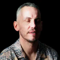 Poslechněte si interpreta robrobrob, sledujte hudební videa, přečtěte si životopis, podívejte se na data turné a další informace.