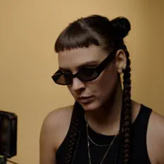 VIŅA सुनें, म्यूज़िक वीडियो देखें, बायो पढ़ें, दौरे की तारीखें और बहुत कुछ देखें!