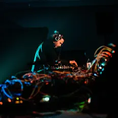 Hör dir X.Y.R. an, schau dir Musikvideos an, lies die Biografie, finde Tourdaten und mehr!