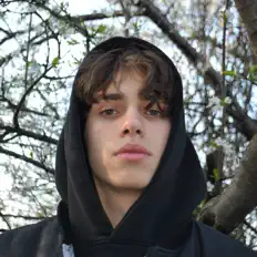 Poslechněte si interpreta khvoyvee, sledujte hudební videa, přečtěte si životopis, podívejte se na data turné a další informace.