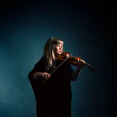 Holly Harmanを聴いたり、ミュージックビデオを鑑賞したり、経歴やツアー日程などを確認したりしましょう！