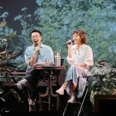 聆聽 童話裡都是騙人的、觀看音樂影片、閱讀小傳、查看巡演日期等！