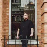 聆聽 undefined、觀看音樂影片、閱讀小傳、查看巡演日期等！