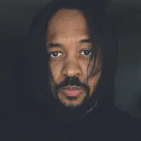 Écoutez undefined, regardez des vidéoclips, lisez la biographie, consultez les dates de tournée et plus encore !