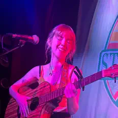 收听 Carly Little、观看音乐视频、阅读小传、查看巡演日期等 ！