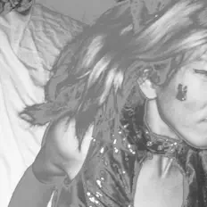 Broken Spearを聴いたり、ミュージックビデオを鑑賞したり、経歴やツアー日程などを確認したりしましょう！