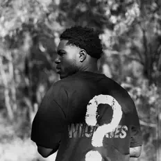 Hör dir Izzy Est an, schau dir Musikvideos an, lies die Biografie, finde Tourdaten und mehr!