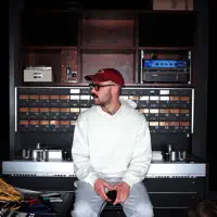 Luister naar undefined, bekijk muziekvideo's, lees de bio, bekijk de tourdata, en meer!