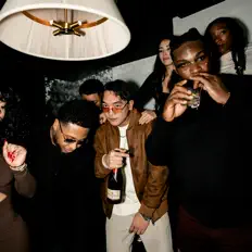 聆聽 TYANG、觀看音樂影片、閱讀小傳、查看巡演日期等！