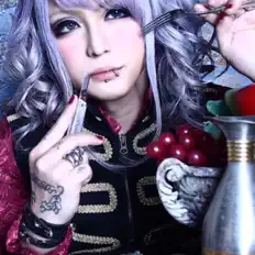 EMAを聴いたり、ミュージックビデオを鑑賞したり、経歴やツアー日程などを確認したりしましょう！