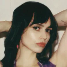 聆聽 Bambina、觀看音樂影片、閱讀小傳、查看巡演日期等！