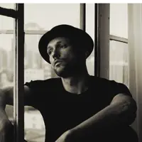 Ascolta undefined, guarda video musicali, leggi la biografia, vedi le date del tour & altro!