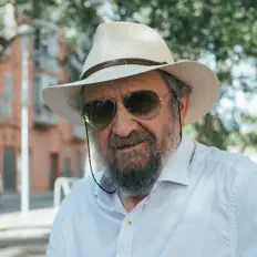 Escucha a Tomeu Penya, mira videos musicales, lee su biografía, consulta las fechas de las gira y más.