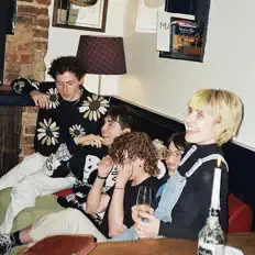 Peach Seasonを聴いたり、ミュージックビデオを鑑賞したり、経歴やツアー日程などを確認したりしましょう！