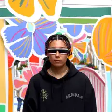 聆聽 KIM、觀看音樂影片、閱讀小傳、查看巡演日期等！