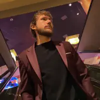 Poslechněte si interpreta undefined, sledujte hudební videa, přečtěte si životopis, podívejte se na data turné a další informace.