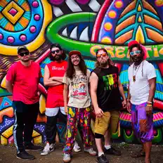 聆聽 HWT、觀看音樂影片、閱讀小傳、查看巡演日期等！