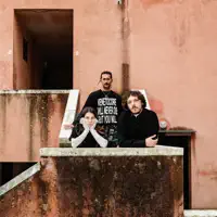 Écoutez undefined, regardez des vidéoclips, lisez la biographie, consultez les dates de tournée et plus encore !