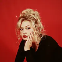 Escucha a undefined, mira videos musicales, lee su biografía, consulta las fechas de las gira y más.