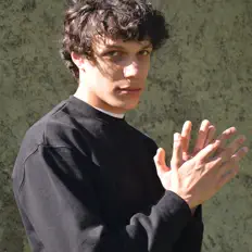 Dengarkan Uem, tonton video musik, baca bio, lihat tanggal tur & lainnya!