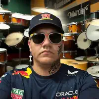 Ascolta undefined, guarda video musicali, leggi la biografia, vedi le date del tour & altro!