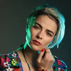 聆聽 ALNA、觀看音樂影片、閱讀小傳、查看巡演日期等！