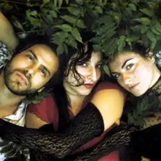 收听 Demander、观看音乐视频、阅读小传、查看巡演日期等 ！