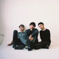 聆聽 undefined、觀看音樂影片、閱讀小傳、查看巡演日期等！