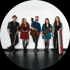 3 on the Bundを聴いたり、ミュージックビデオを鑑賞したり、経歴やツアー日程などを確認したりしましょう！