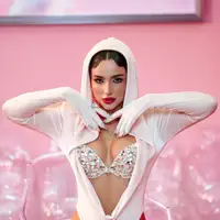 undefined सुनें, म्यूज़िक वीडियो देखें, बायो पढ़ें, दौरे की तारीखें और बहुत कुछ देखें!