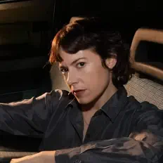 Poslechněte si interpreta Odd Beholder, sledujte hudební videa, přečtěte si životopis, podívejte se na data turné a další informace.