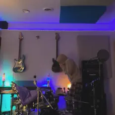 Dengarkan DISMISSED, tonton video musik, baca bio, lihat tanggal tur & lainnya!