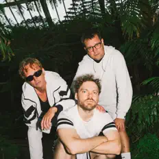 Komfortrauschenを聴いたり、ミュージックビデオを鑑賞したり、経歴やツアー日程などを確認したりしましょう！