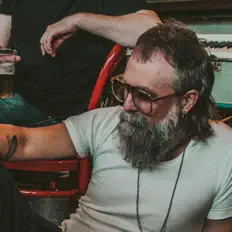 Pär Hagström सुनें, म्यूज़िक वीडियो देखें, बायो पढ़ें, दौरे की तारीखें और बहुत कुछ देखें!