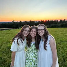 The Bradbury Sisters सुनें, म्यूज़िक वीडियो देखें, बायो पढ़ें, दौरे की तारीखें और बहुत कुछ देखें!