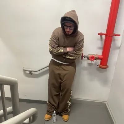 Poslechněte si interpreta Colt Molliwop, sledujte hudební videa, přečtěte si životopis, podívejte se na data turné a další informace.